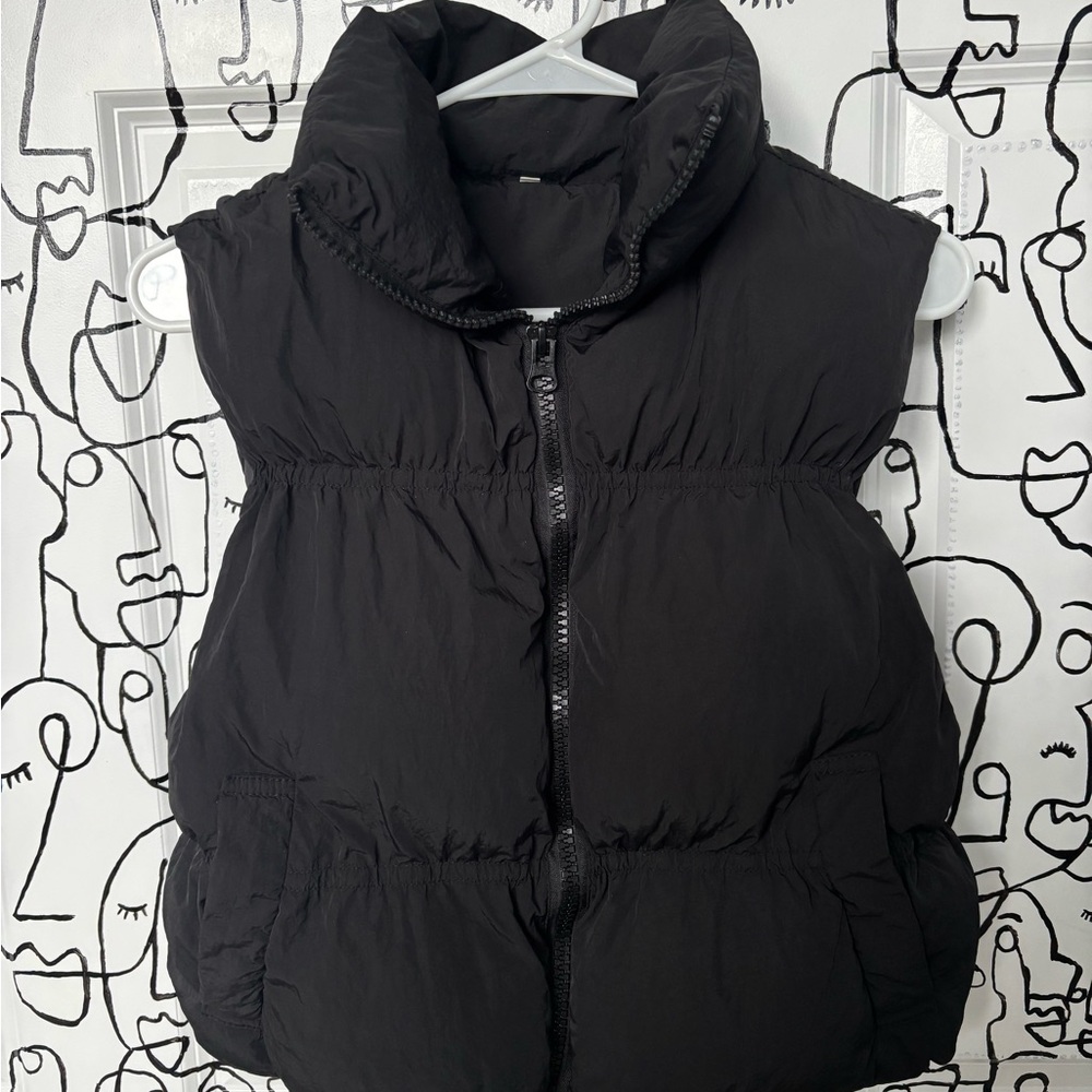 Size small black puffer vest